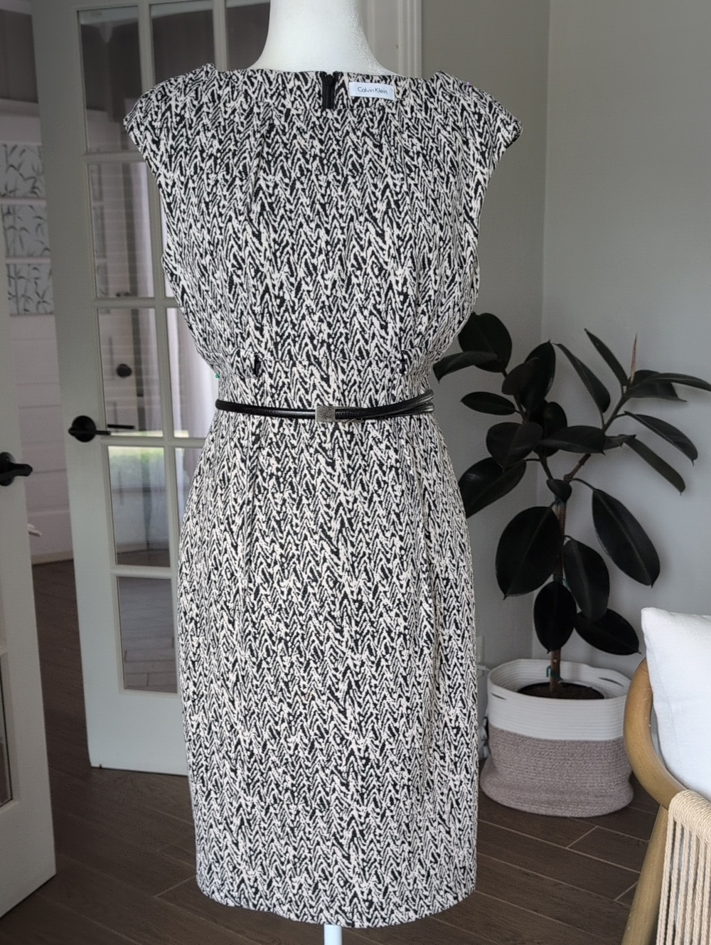 Calvin Klein Soft Belted Black & White Printed Knee Length Sheath Dress Small
